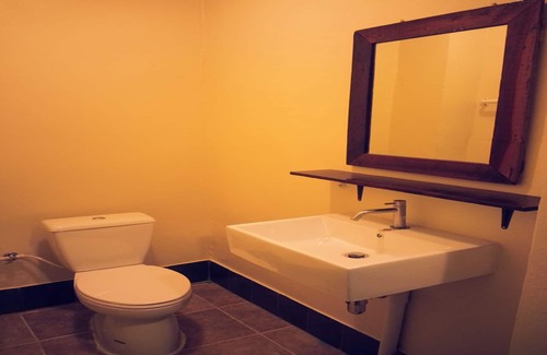 Nai Mueang House | Relax at The Outside Inn - Family-Friendly with Dining