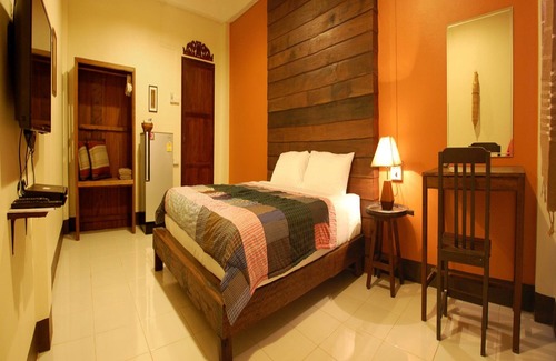 Nai Mueang House | Relax at The Outside Inn - Family-Friendly with Dining