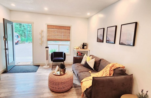 Harvie Heights House | Unforgettable Overlook Stay with Free Parking and Breakfast