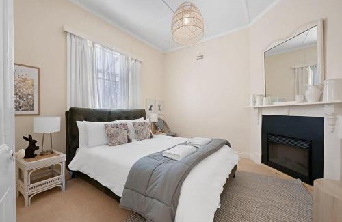Emu Swamp House | Elegant Retreat at The Overseers Cottage - Mayfield Vineyard