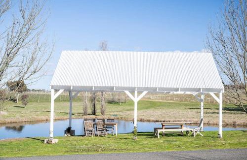 Emu Swamp House | Elegant Retreat at The Overseers Cottage - Mayfield Vineyard