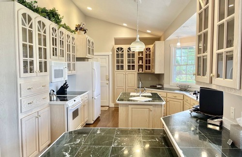 Carbondale House | Scenic Views & Top Amenities for Your Perfect Getaway