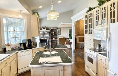 Carbondale House | Scenic Views & Top Amenities for Your Perfect Getaway