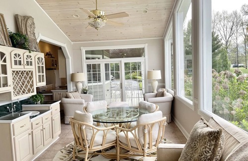 Carbondale House | Scenic Views & Top Amenities for Your Perfect Getaway