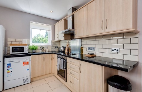 Oxford House | Discover The Oxford Abode - 3-Bedroom House with Garden