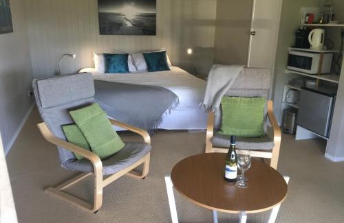 Russell House | Pet-Friendly Getaway at The Pacific Room, Tapeka Point