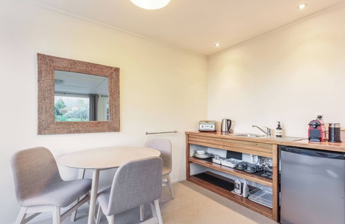 Renwick Cottage | Explore The Packing Shed - Pet Friendly Blenheim Retreat
