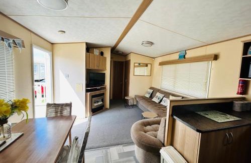 Prestatyn Resort | Cozy 3 Bed Caravan Near Lido Beach with Family-Friendly Perks