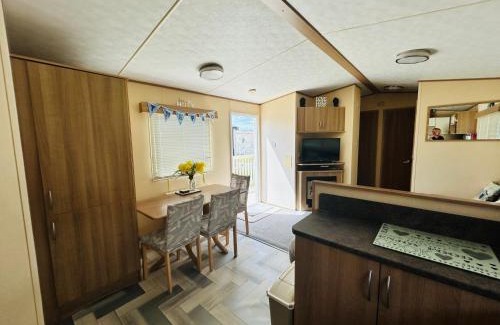 Prestatyn Resort | Cozy 3 Bed Caravan Near Lido Beach with Family-Friendly Perks