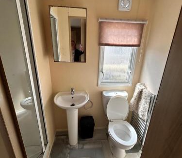 Prestatyn Resort | Cozy 3 Bed Caravan Near Lido Beach with Family-Friendly Perks