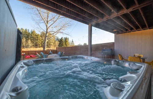 Custer Apartment | The Paddle House | Hot Tub + Fire Pit Stay