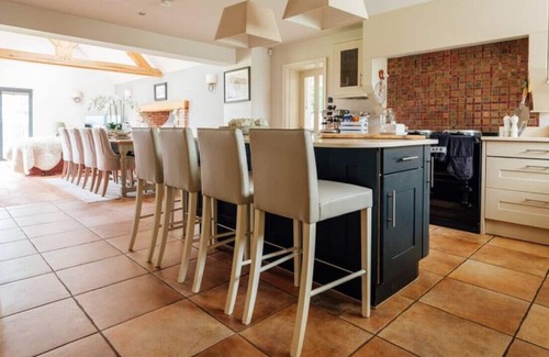 Grimley House | Relax at The Paddock: 5-Bed Retreat with Pool Access