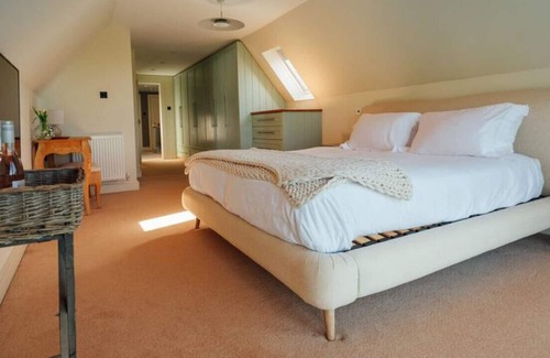 Grimley House | Relax at The Paddock: 5-Bed Retreat with Pool Access