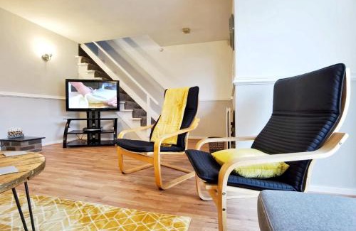 Kimberley House | Pet-Friendly Retreat at The Paddocks with WiFi & Parking
