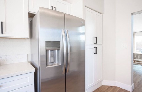 North Las Vegas House | Outstanding Pagentry | Modern King Bed Retreat for Families