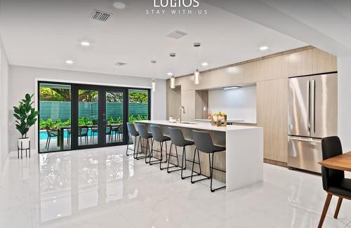 Seybold House | Experience The Palace: Pickleball, Heated Spa & Ocean Views
