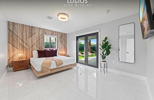 Seybold House | Experience The Palace: Pickleball, Heated Spa & Ocean Views