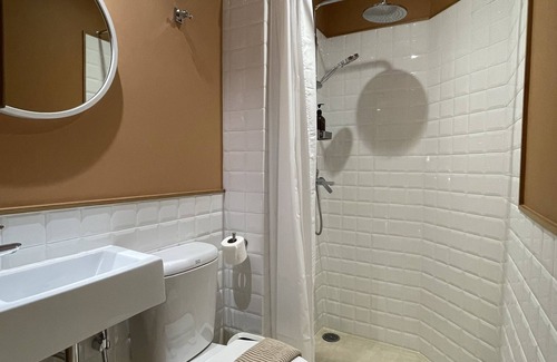 Rong Muang Hotel | Convenient Palette Bangkok Hotel with Self Check-In After 10 PM