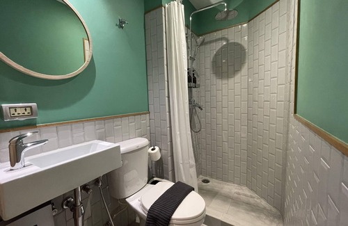 Rong Muang Hotel | Convenient Palette Bangkok Hotel with Self Check-In After 10 PM