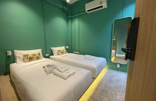 Rong Muang Hotel | Convenient Palette Bangkok Hotel with Self Check-In After 10 PM