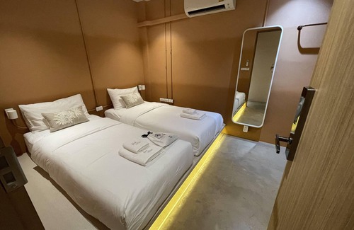 Rong Muang Hotel | Convenient Palette Bangkok Hotel with Self Check-In After 10 PM