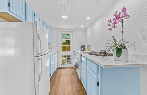 Southside Cottage | Discover The Palm Cottage: Family-Friendly with Pool Access