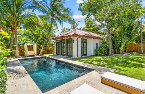 Southside Cottage | Discover The Palm Cottage: Family-Friendly with Pool Access