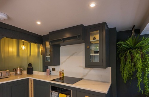 Marlow House | Top-Rated Palm Cottage Marlow with Spa and Hot Tub