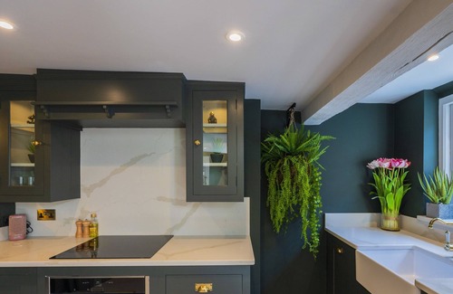 Marlow House | Top-Rated Palm Cottage Marlow with Spa and Hot Tub