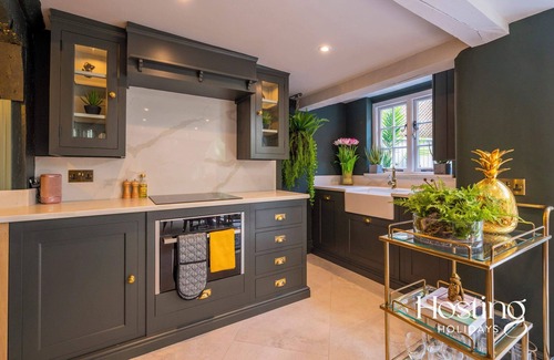 Marlow House | Top-Rated Palm Cottage Marlow with Spa and Hot Tub