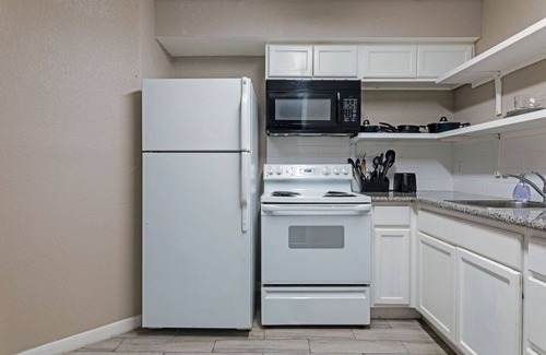 MacGregor Apartment | Family-Friendly Palm Flats: Discover Zoo & Museums Nearby