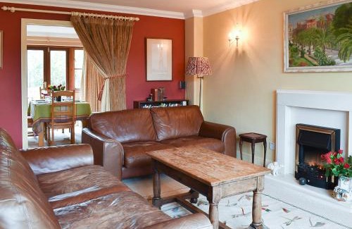 Seasalter House | Discover The Palms: Pet-Friendly Family Retreat Awaits