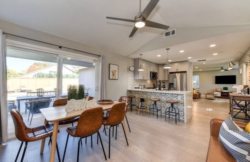 Sacramento House | Discover The PALM House: Poolside Retreat Near Downtown