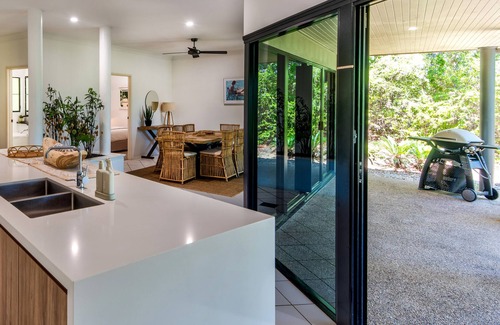 Hamilton Island House | Discover The Palms: Family-Friendly Stay with Pool & Breakfast