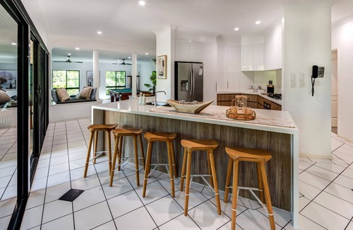 Hamilton Island House | Discover The Palms: Family-Friendly Stay with Pool & Breakfast