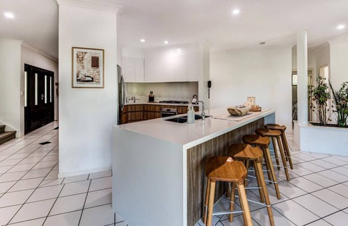 Hamilton Island House | Discover The Palms: Family-Friendly Stay with Pool & Breakfast