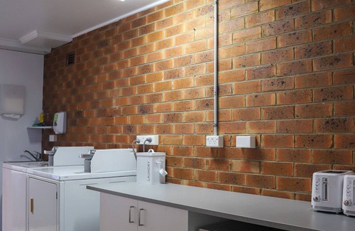 Wollongong CBD Hotel | Family-Friendly Flinders Motel with Kitchen and Restaurant