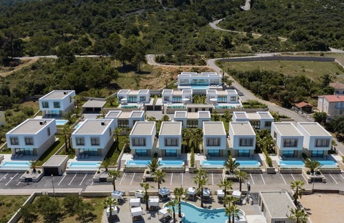 Tkon Villa | Relax at The Palms Resort - Villa President Beach I Retreat