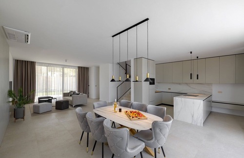 Tkon Villa | Experience Beachfront Bliss at The Palms Resort - Villa President