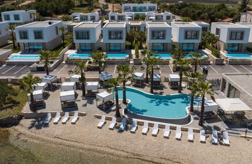 Tkon Villa | Experience The Palms Resort's Villa President Royal Retreat