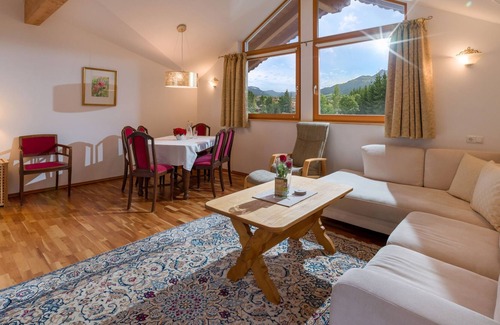 Oberndorf bei Kitzbuhel Apartment | The paradise near Kitzbühel - Apartment "Hahnenkamm" in the garden hotel Rosenhof