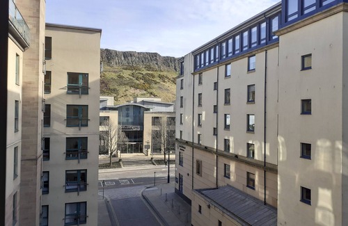 Old Town Apartment | Exceptional Park - Holyrood Road Apartment with Free Parking