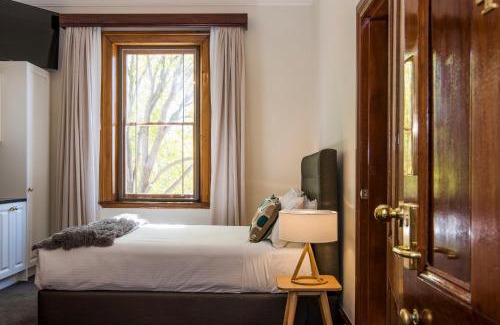 Central Mudgee Hotel | Discover The Parkview Hotel Mudgee: 4-Star Eco-Friendly Stay