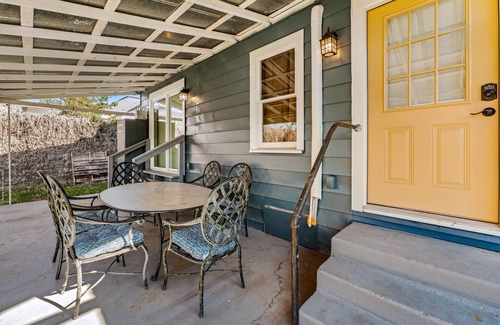 Seguin House | Discover The Parlor House Getaway with Kitchen & Breakfast
