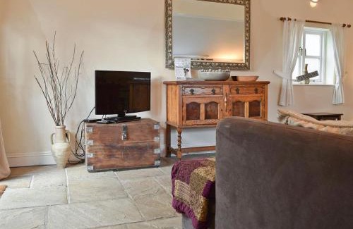 Severn Stoke House | Guest Rated: The Parlour - Family and Pet Friendly Retreat