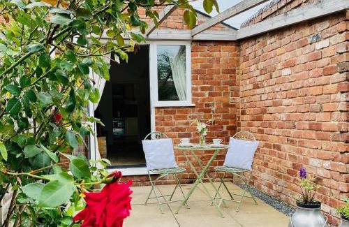 Severn Stoke House | Guest Rated: The Parlour - Family and Pet Friendly Retreat