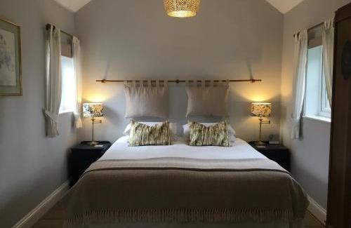 Severn Stoke House | Guest Rated: The Parlour - Family and Pet Friendly Retreat