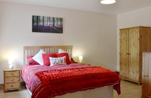 Carmarthen House | Discover The Parlour - Op4: Family & Pet-Friendly Retreat