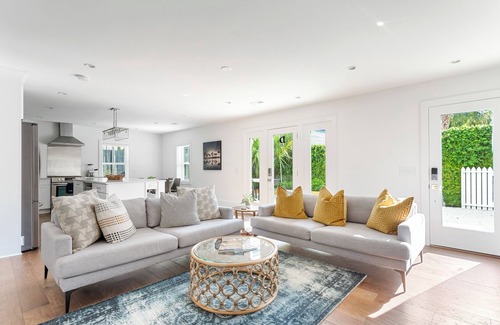 Cannonborough Elliotborough House | The Parthenon Suites | 2 Blocks to King St!