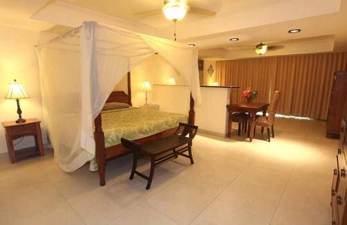 Philipsburg Boardwalk Hotel | Discover The Pasanggrahan Royal Boutique Hotel with Ocean Views
